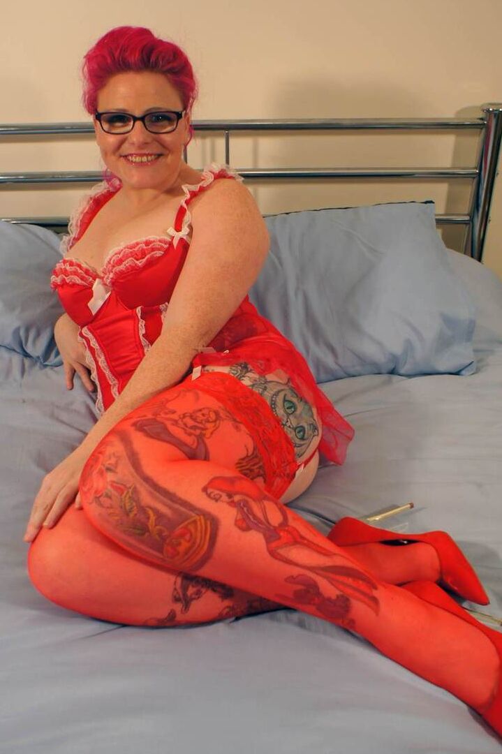 16P A amadora ruiva Mollie Foxxx exibe sua buceta em meias vermelhas e salto alto