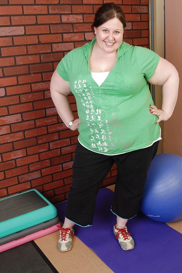16P A garota gorda Jellibean está tirando o vestido logo após a ioga