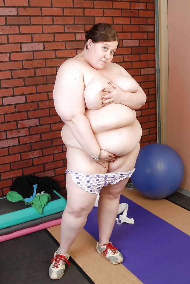 16P A garota gorda Jellibean está tirando o vestido logo após a ioga