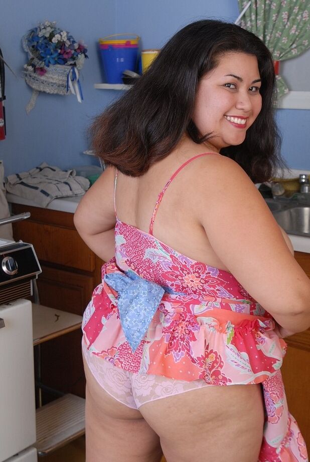 16P La gorda Tyung muestra rollitos gordos mientras se desnuda en la cocina