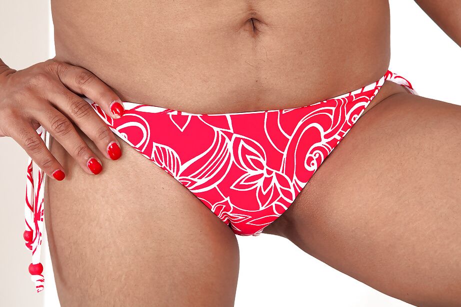 16P La atrevida india madura en pantalones cortos vaqueros revela sus tetas y su coño peludo