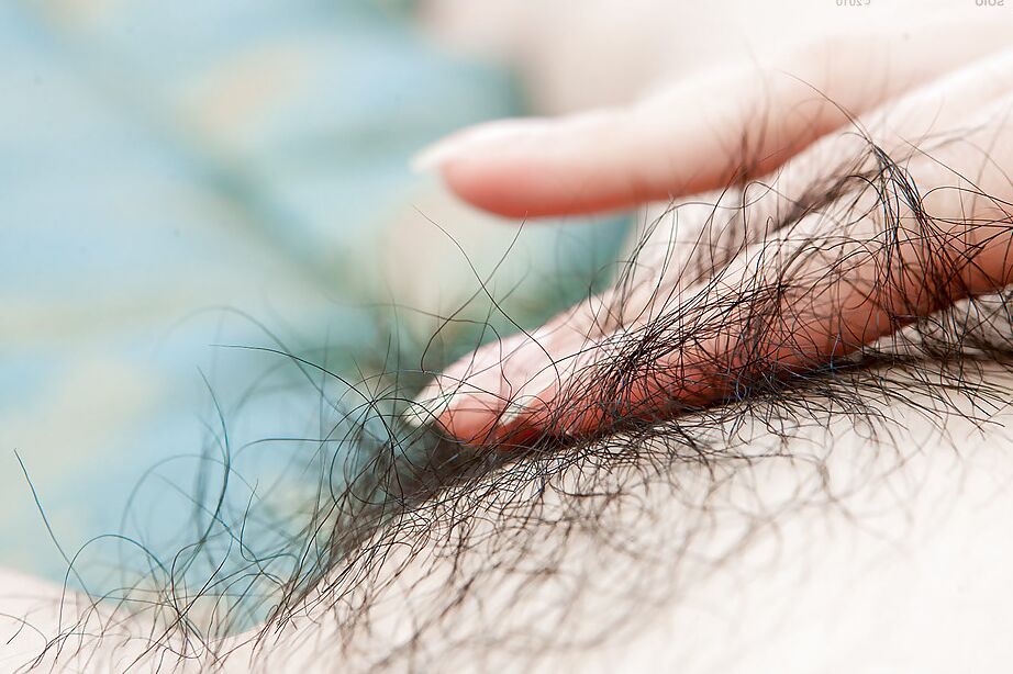 16P Fatty Hao zieht hübschen BH und Höschen aus, um ihre haarige Muschi zu masturbieren