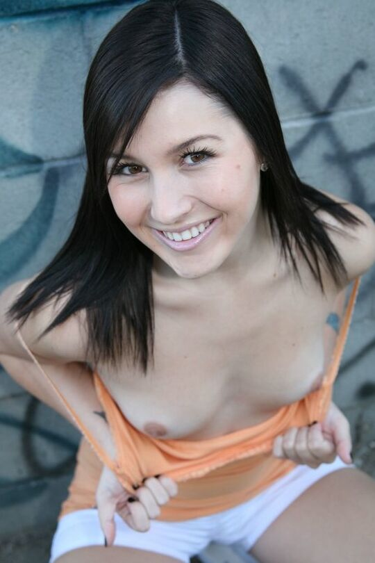15P La joven morena Haylee Heart tira de una polla dura mientras está de rodillas