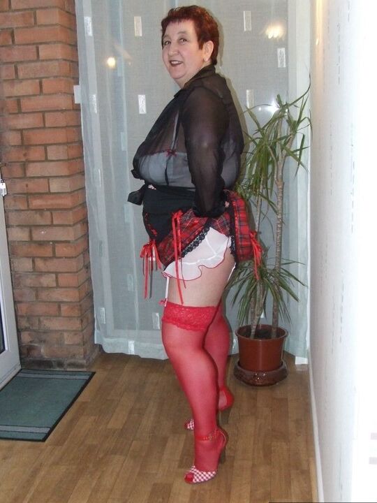 20P Fat amateur with short hair Kinky Carol exposes her huge tits in red nylons