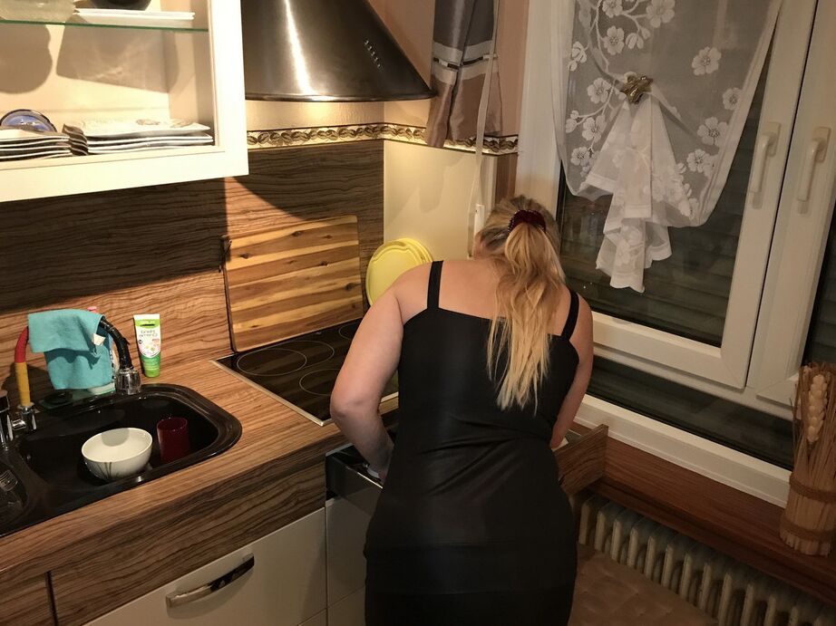 20P Mulher loira gorda leva gozada nos óculos depois de um boquete e foda maminha