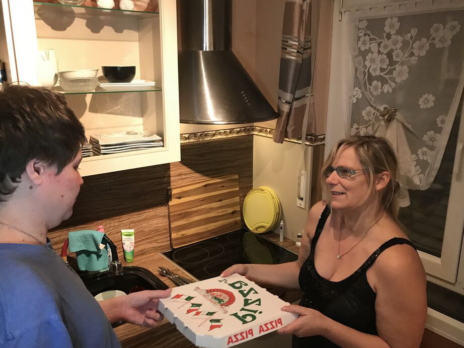 20P Mulher loira gorda leva gozada nos óculos depois de um boquete e foda maminha
