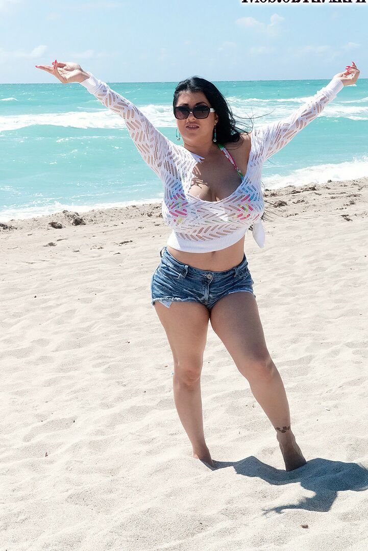 16P A gorda madura Daylene Rio libera peitos grandes e flácidos para pegar sol na praia