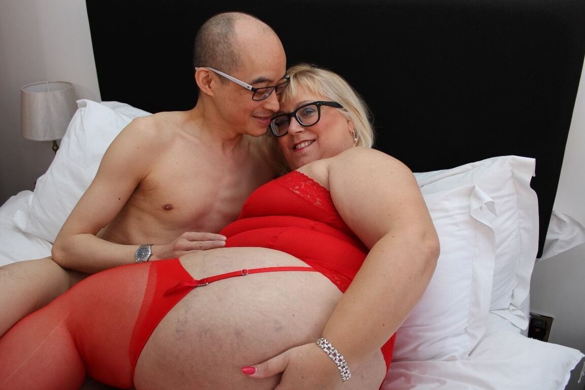 16P A loira gorda do Reino Unido Lexie Cummings troca sexo oral com seu homem em uma cama de óculos
