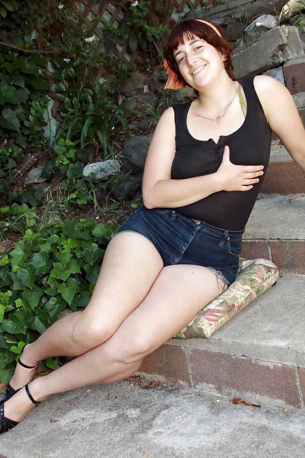 16P Gordita follable con axilas peludas Gwyneth desnudándose al aire libre