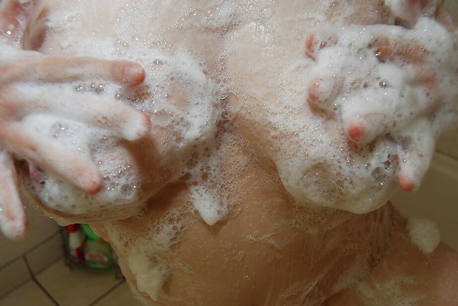 16P Safada asiática MILF esfregando suas curvas ensaboadas no chuveiro