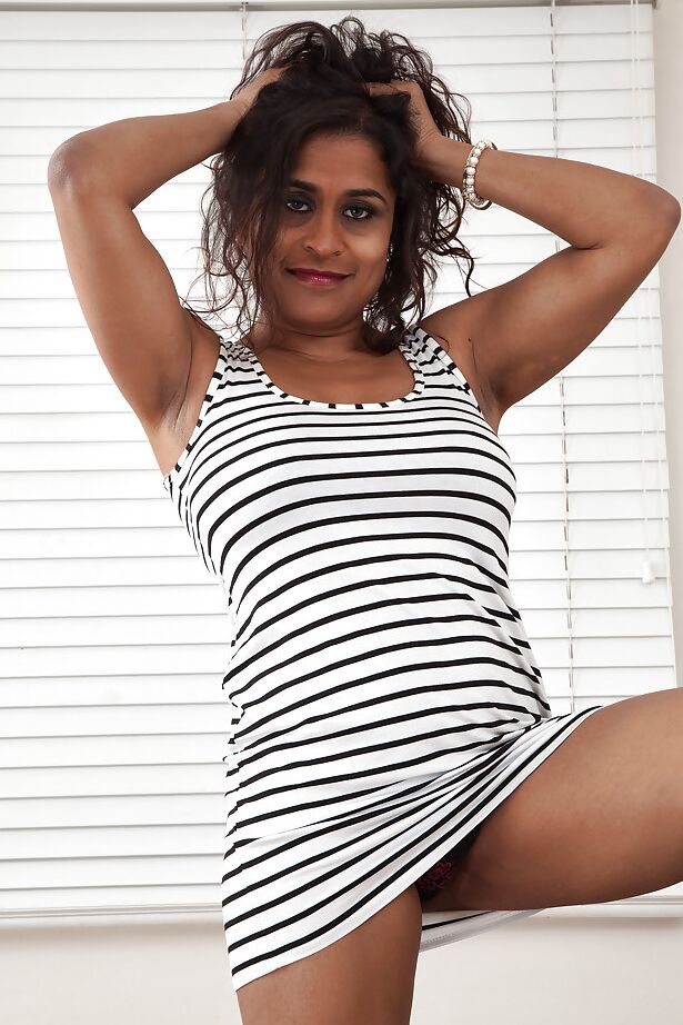 16P Mollige MILF mit schlaffen Titten zieht sich aus und entblößt ihre struppige Möse