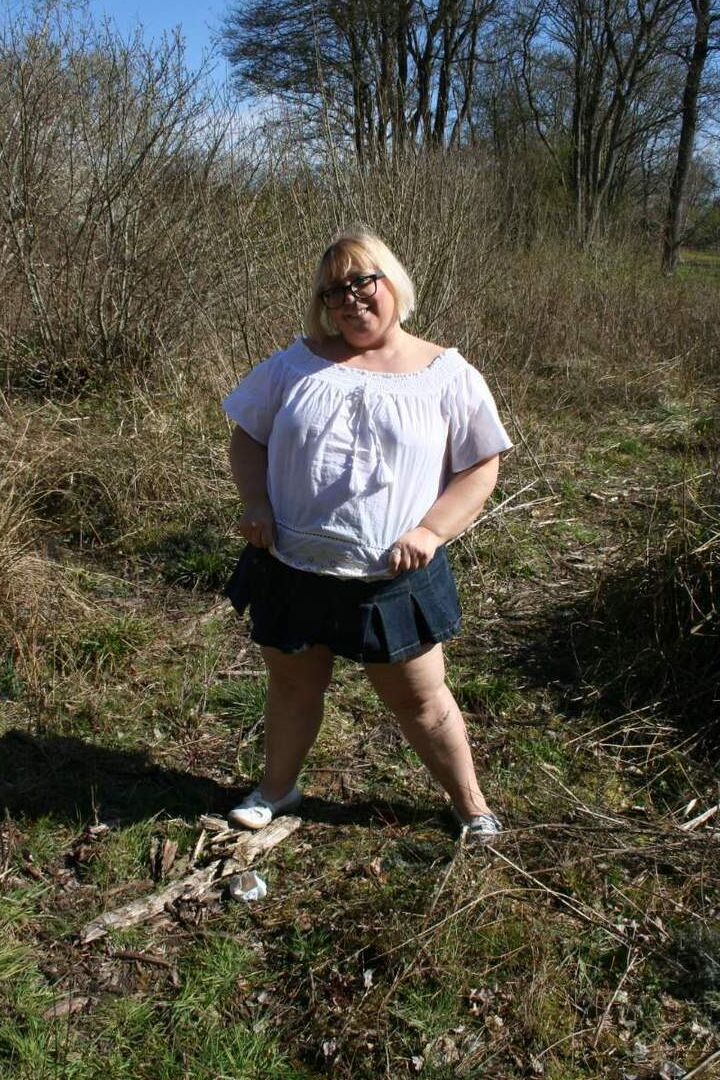 16P A loira obesa Lexie Cummings faz sexo enquanto está em um banco no interior