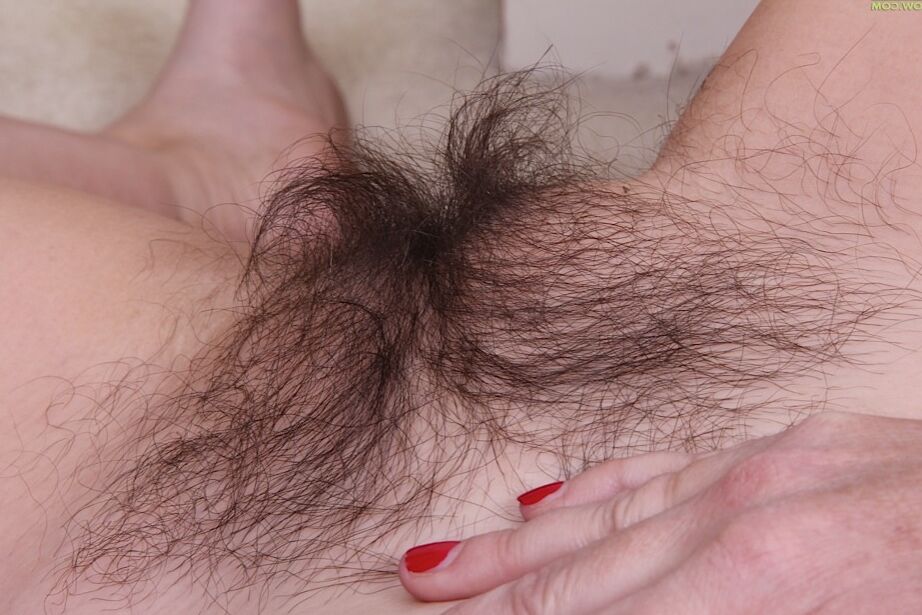 16P La gorda mayor Lexy Lou revelando sus grandes tetas y su coño peludo mientras se desnuda