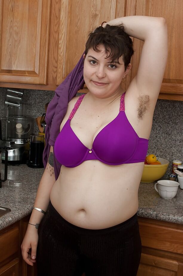 16P Fatty MILF com peitos flácidos Esther masturbando sua boceta com um brinquedo