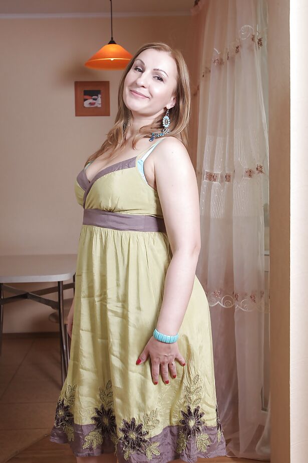 16P Adorável loira gorda Dana é uma gata madura que adora se masturbar