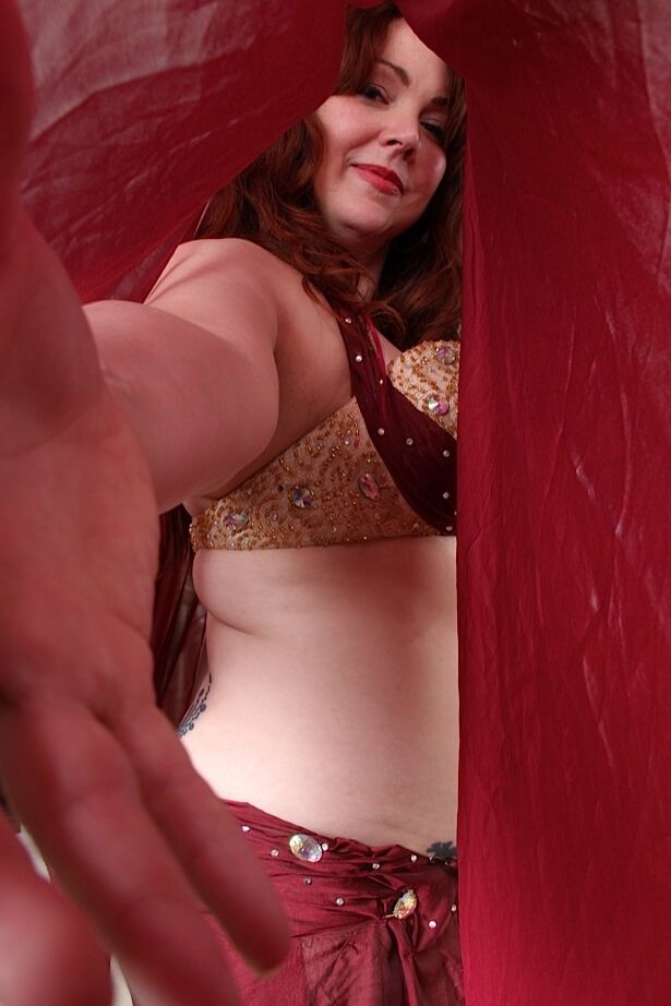 16P Mãe ruiva gorda Ember Rayne revelando seios flácidos e vagina peluda
