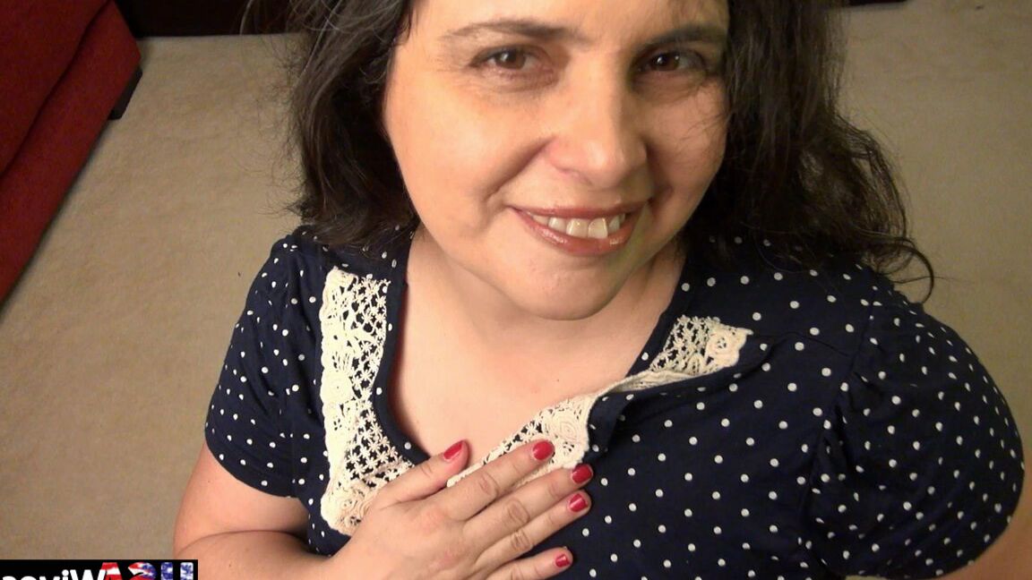 16P Usa Esposas Abuelita madura se mete el coño