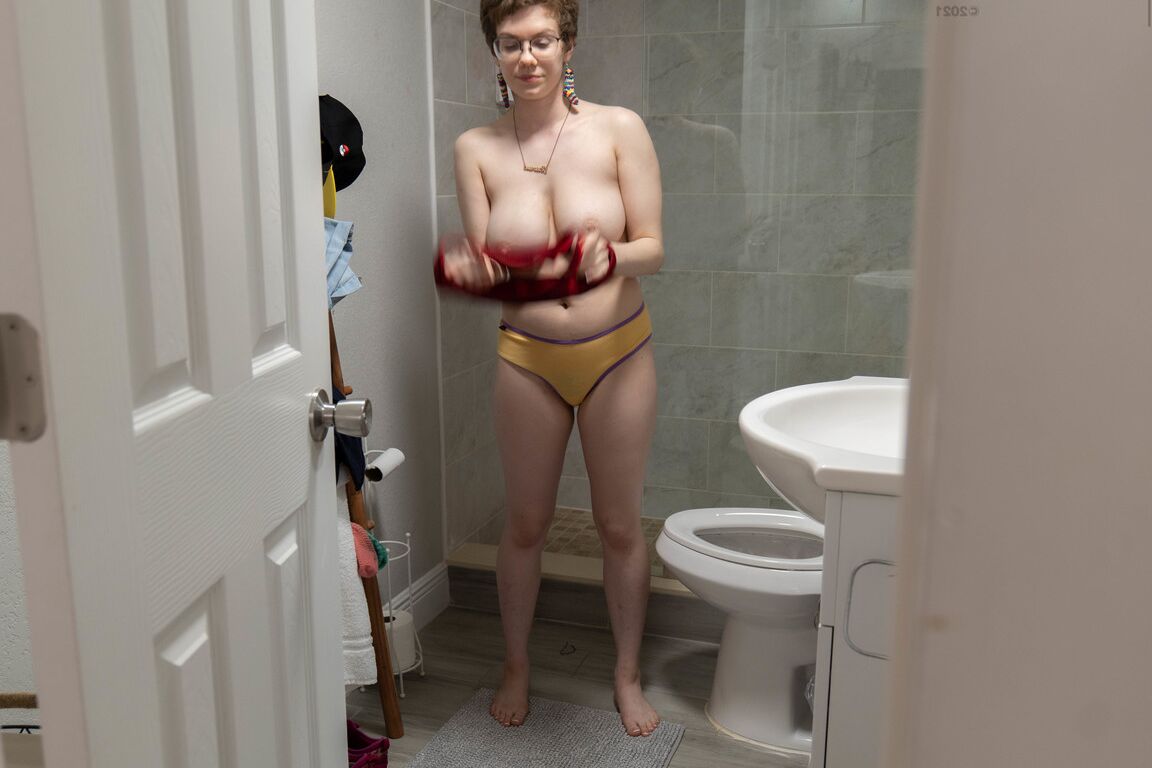 21P Der australische Amateur Morgan K wird beim Anziehen auf der Toilette ausspioniert