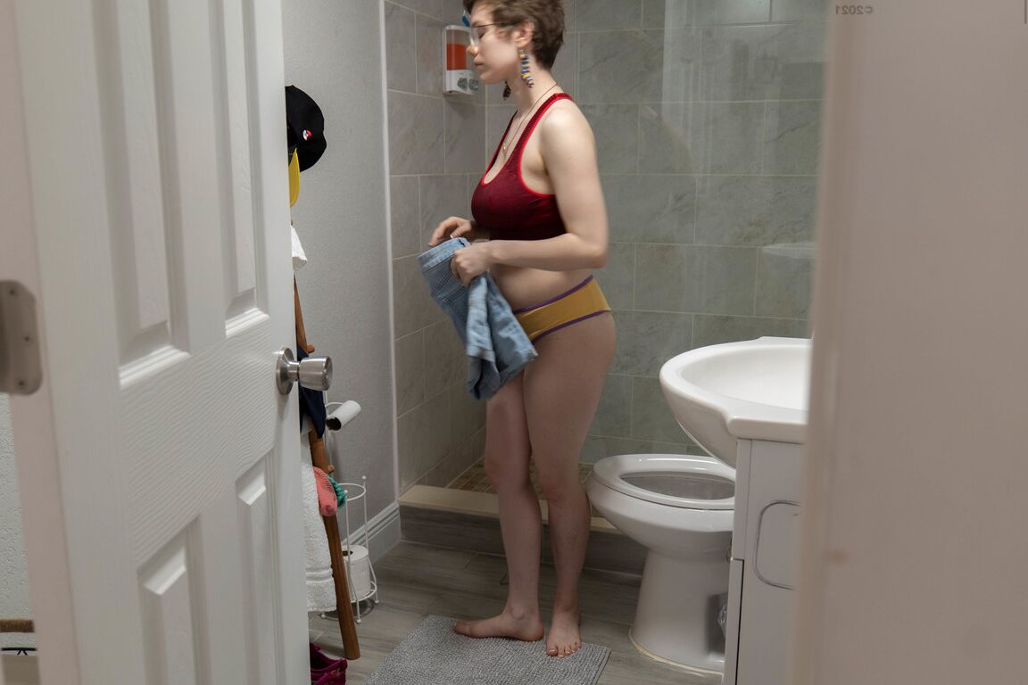 21P Der australische Amateur Morgan K wird beim Anziehen auf der Toilette ausspioniert