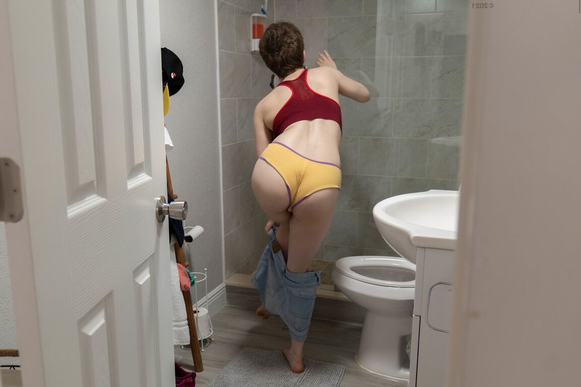 21P Der australische Amateur Morgan K wird beim Anziehen auf der Toilette ausspioniert