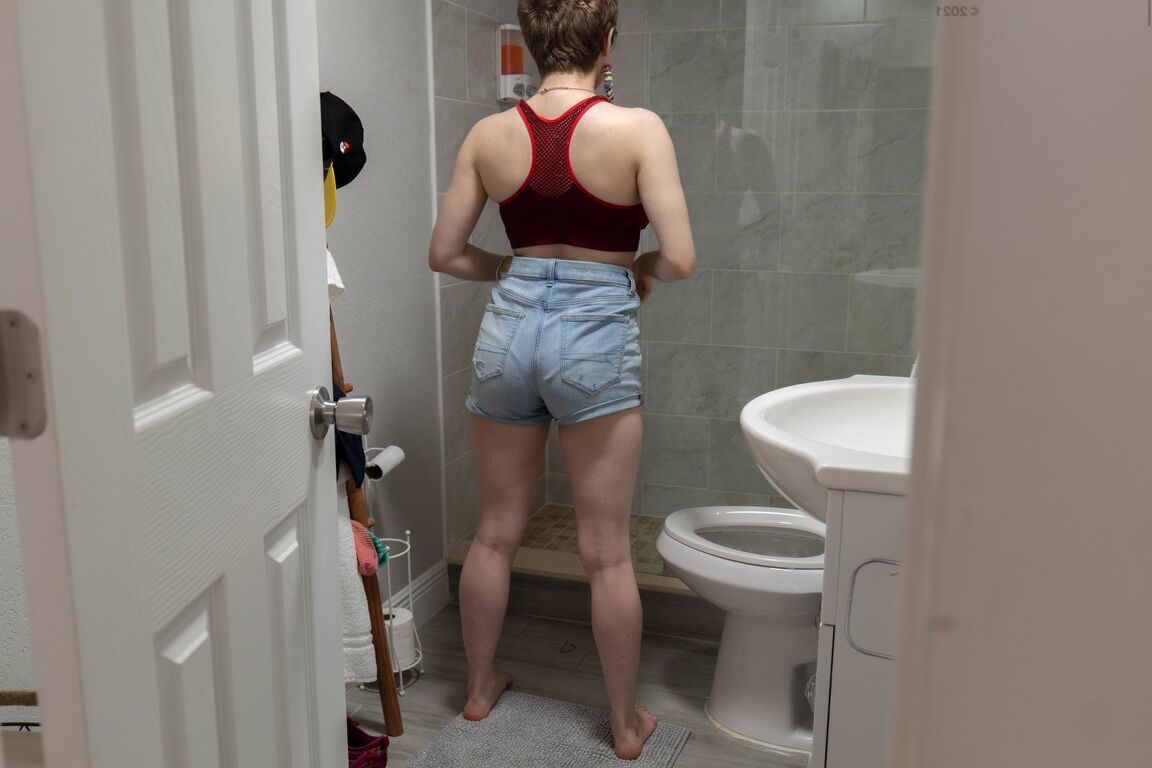 21P Der australische Amateur Morgan K wird beim Anziehen auf der Toilette ausspioniert