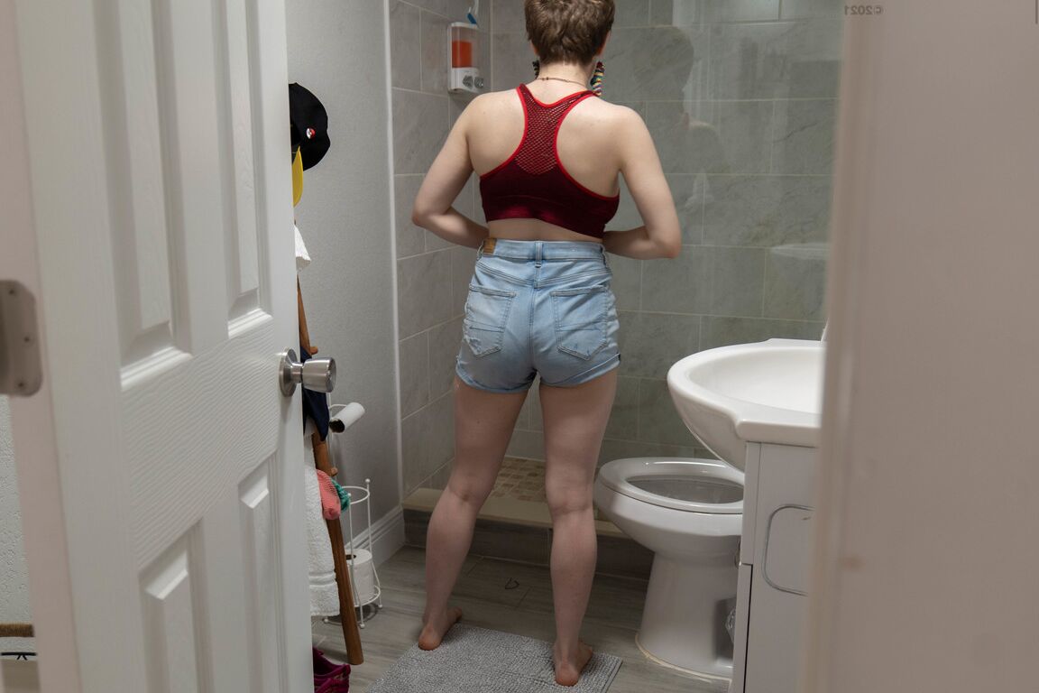 21P Der australische Amateur Morgan K wird beim Anziehen auf der Toilette ausspioniert