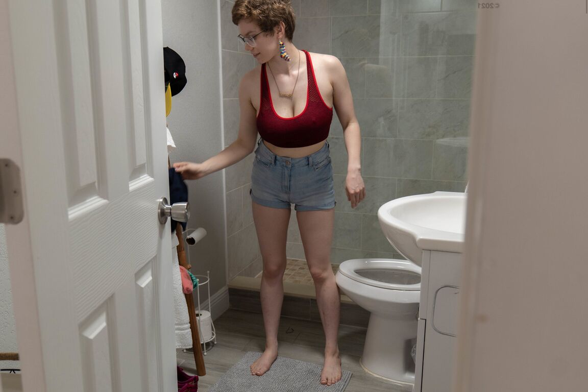 21P Der australische Amateur Morgan K wird beim Anziehen auf der Toilette ausspioniert