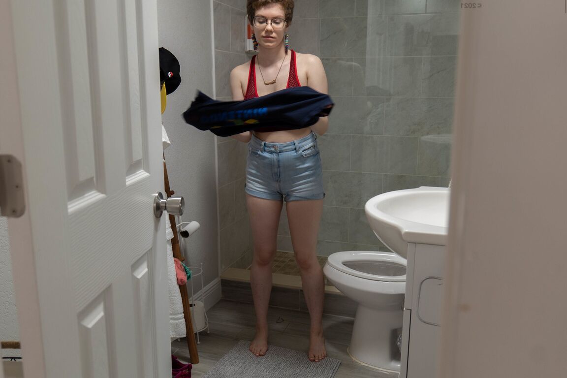 21P Der australische Amateur Morgan K wird beim Anziehen auf der Toilette ausspioniert