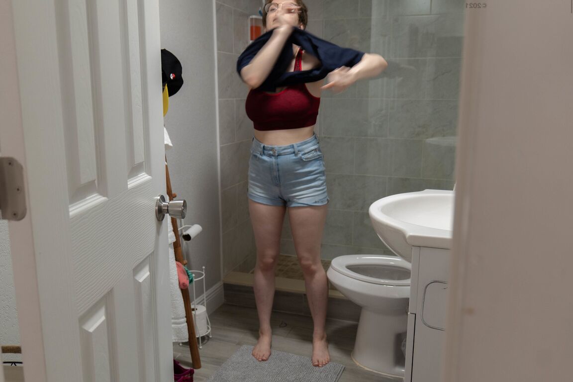 21P Der australische Amateur Morgan K wird beim Anziehen auf der Toilette ausspioniert