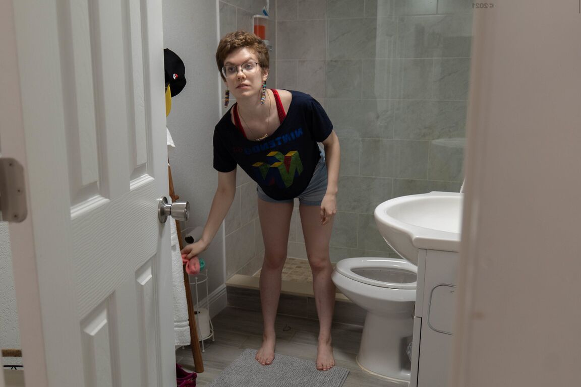 21P Der australische Amateur Morgan K wird beim Anziehen auf der Toilette ausspioniert