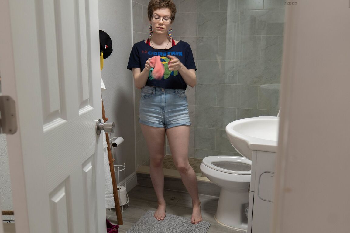 21P Der australische Amateur Morgan K wird beim Anziehen auf der Toilette ausspioniert