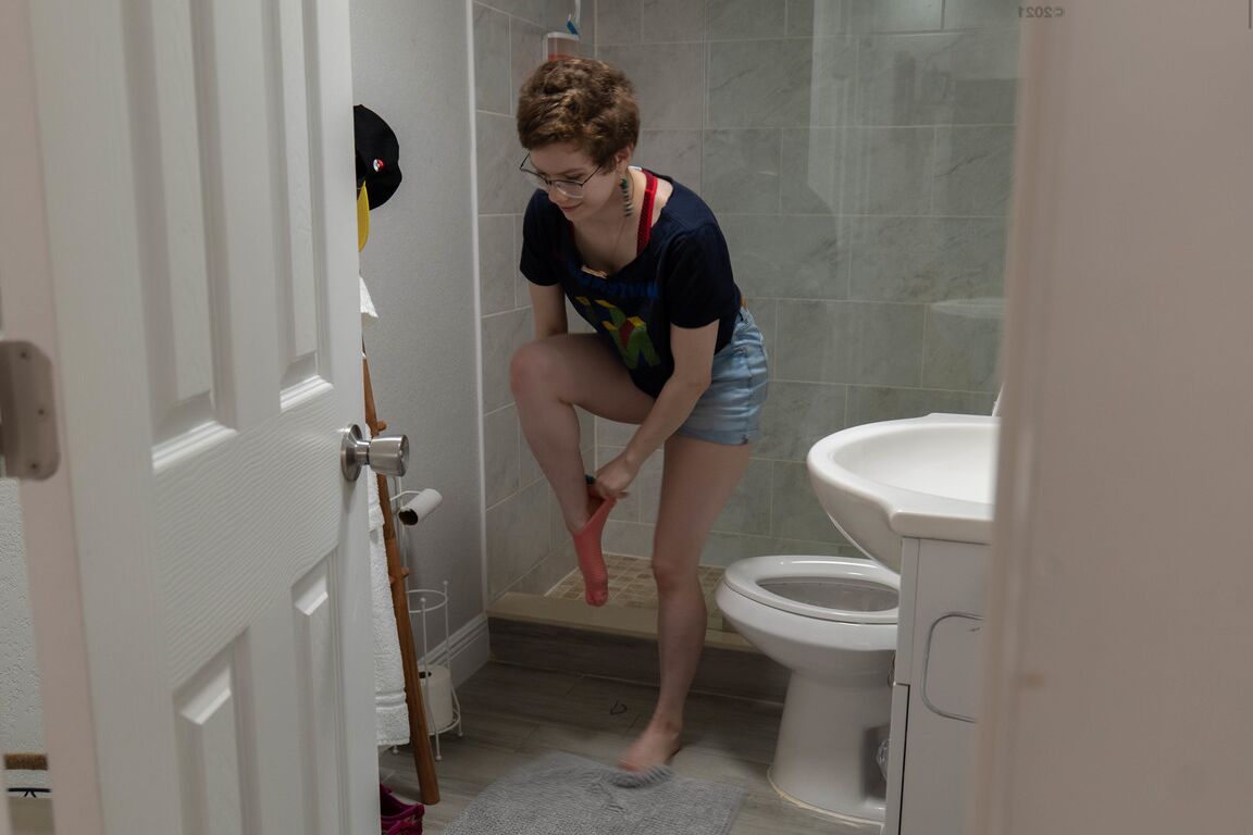 21P Der australische Amateur Morgan K wird beim Anziehen auf der Toilette ausspioniert