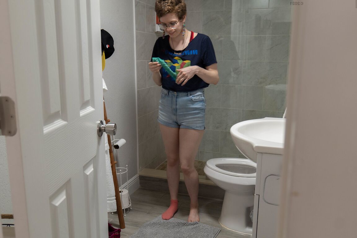 21P Der australische Amateur Morgan K wird beim Anziehen auf der Toilette ausspioniert