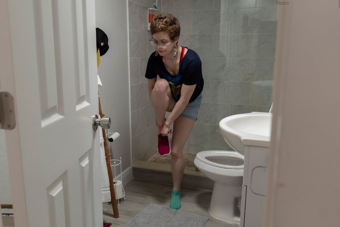 21P Der australische Amateur Morgan K wird beim Anziehen auf der Toilette ausspioniert
