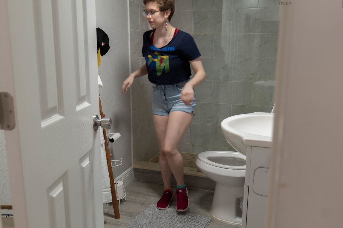 21P Der australische Amateur Morgan K wird beim Anziehen auf der Toilette ausspioniert