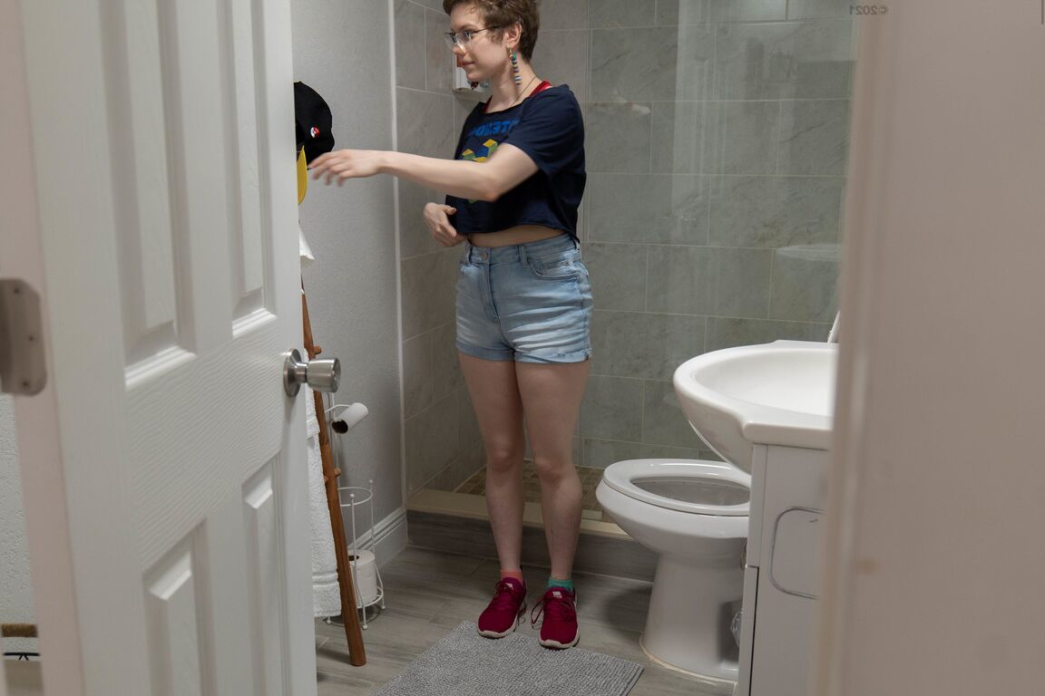 21P Der australische Amateur Morgan K wird beim Anziehen auf der Toilette ausspioniert