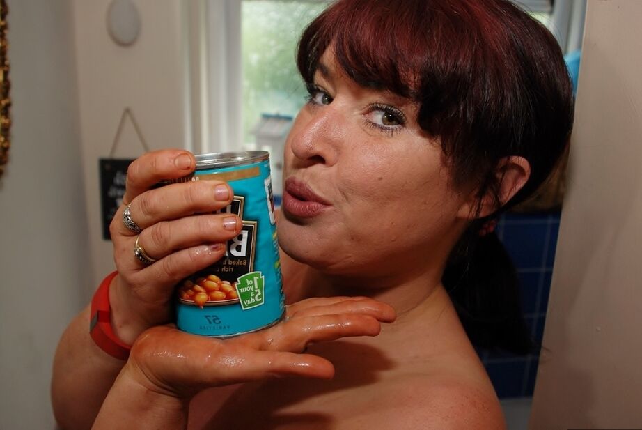 20P Juicey Janey, amateur aux gros seins, verse une boîte de pâtes sur son corps nu