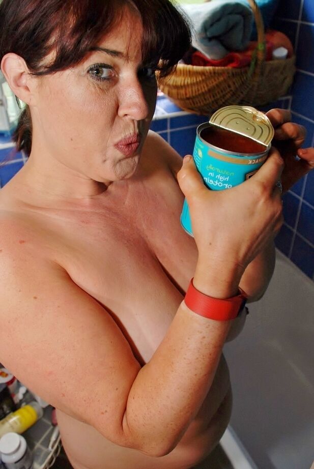 20P Juicey Janey, amateur aux gros seins, verse une boîte de pâtes sur son corps nu