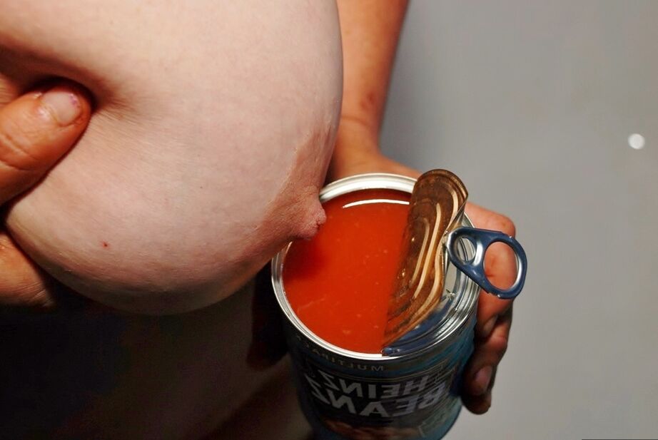 20P Juicey Janey, amateur aux gros seins, verse une boîte de pâtes sur son corps nu