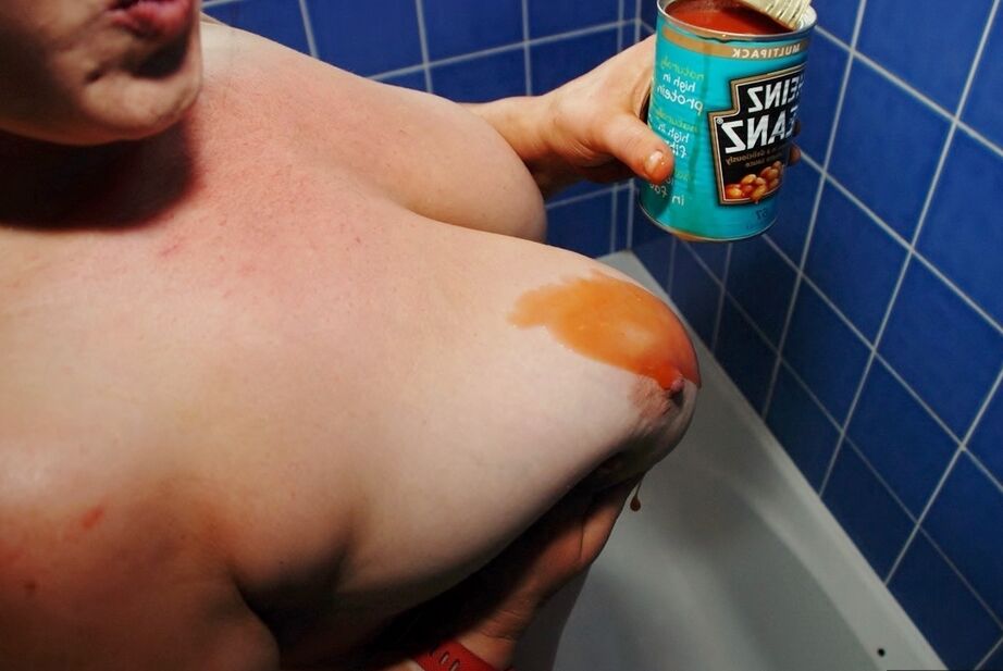 20P Juicey Janey, amateur aux gros seins, verse une boîte de pâtes sur son corps nu