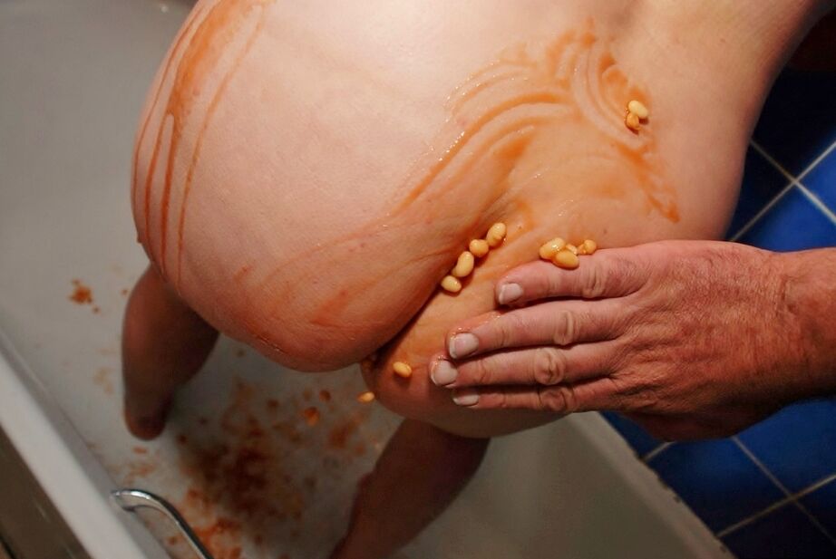 20P Juicey Janey, amateur aux gros seins, verse une boîte de pâtes sur son corps nu