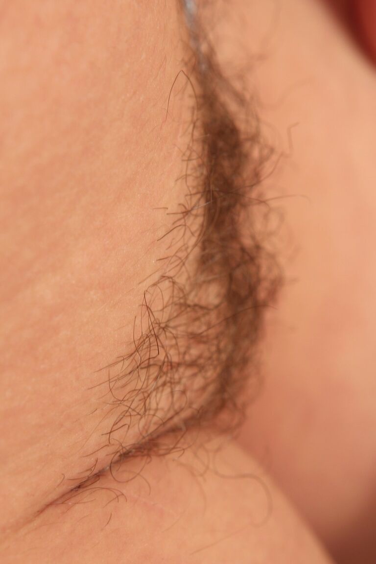21P La bosomy MILF Vanda ofrece apetitosas vistas en primer plano de su atractivo chocho peludo