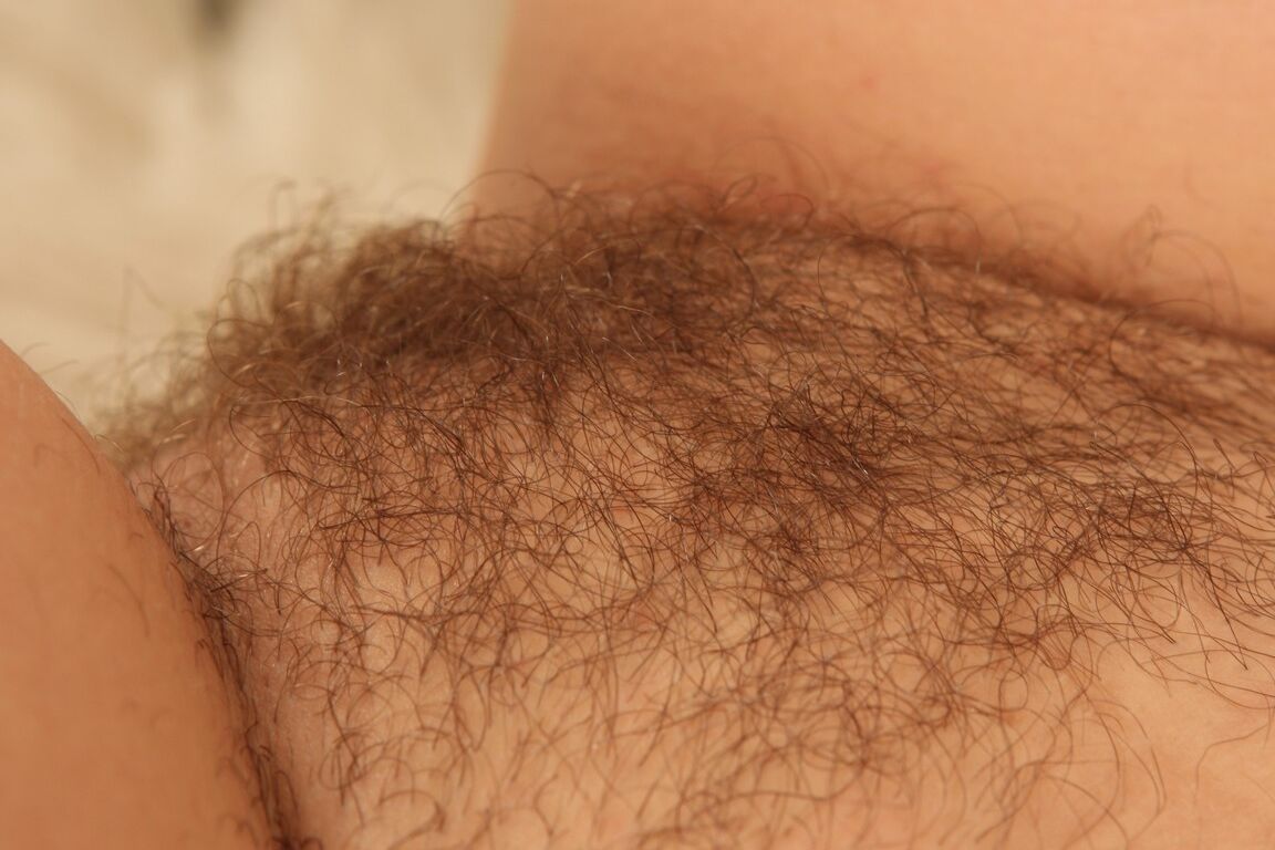 21P La bosomy MILF Vanda ofrece apetitosas vistas en primer plano de su atractivo chocho peludo