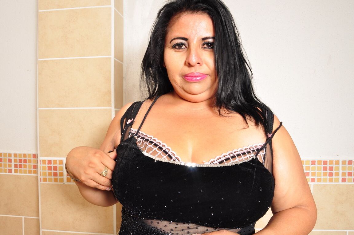 14P Mulher gorda latina fica só com as meias para brincar sozinha na cama