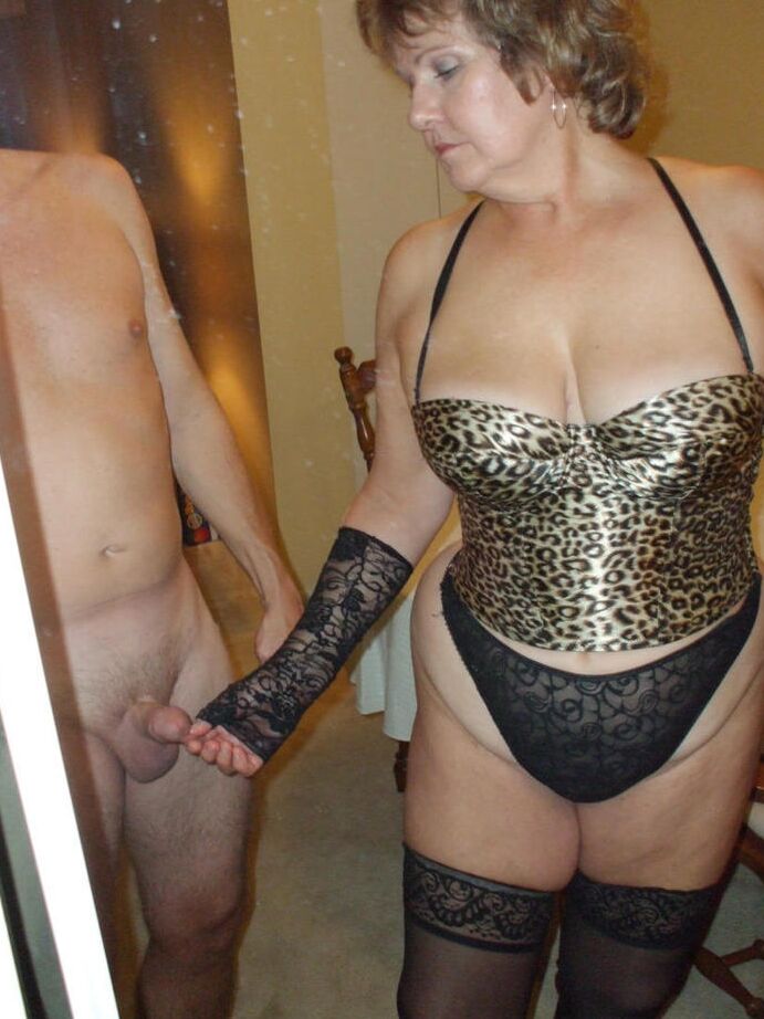 20P Chubby amador Busty Bliss puxa um pau enquanto usa luvas de renda preta