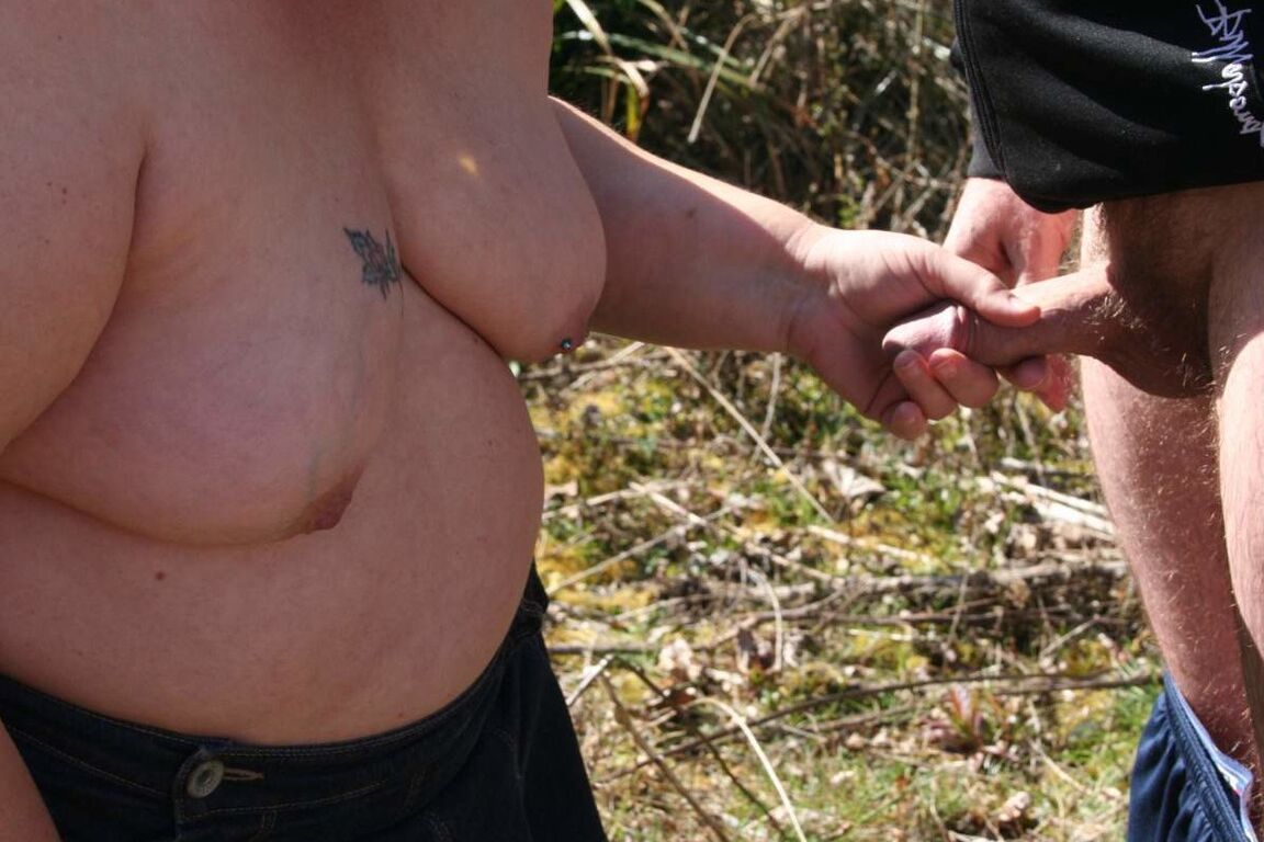 Die 16P dicke britische Amateurin Lexie Cummings lutscht und zerrt an ein paar Schwänzen im Wald