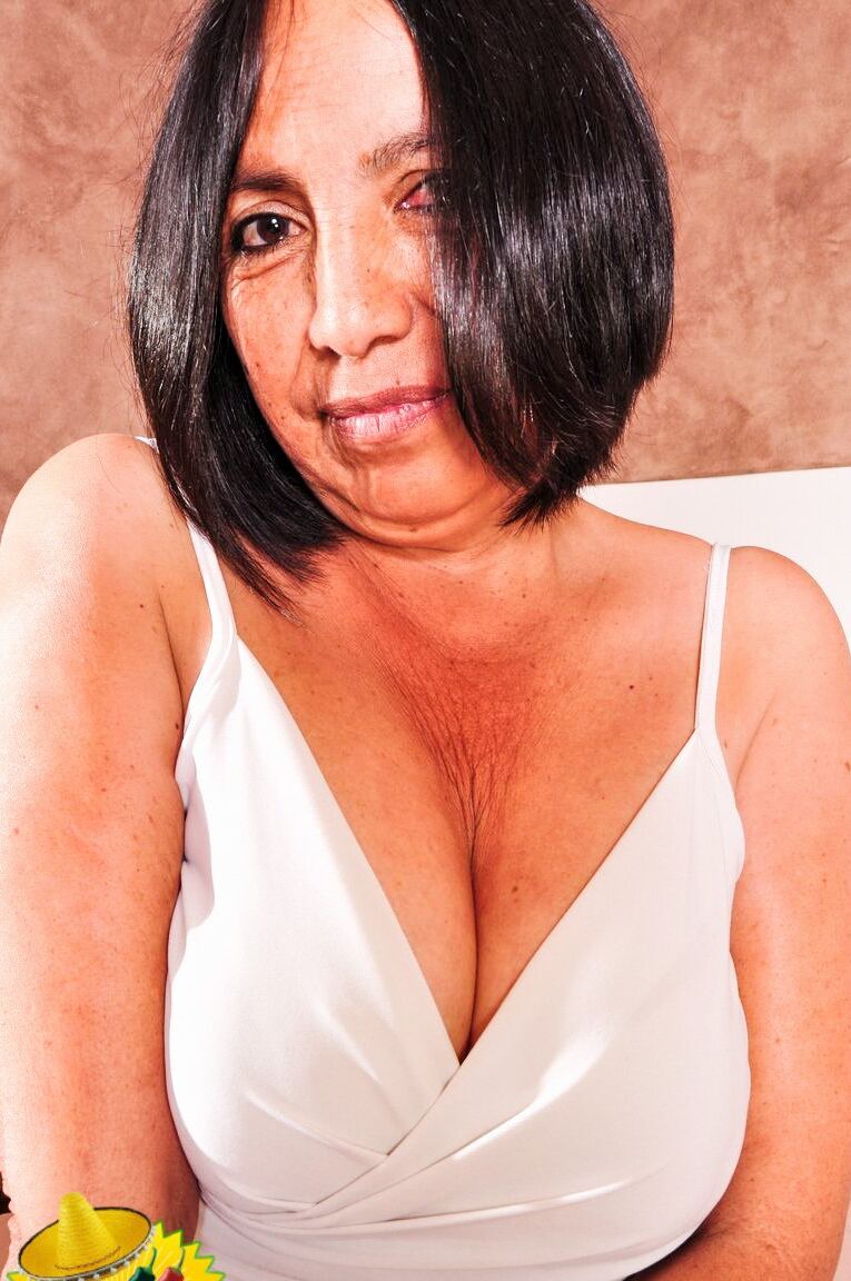 16P Señora latina con curvas andrea madura fanfarrona
