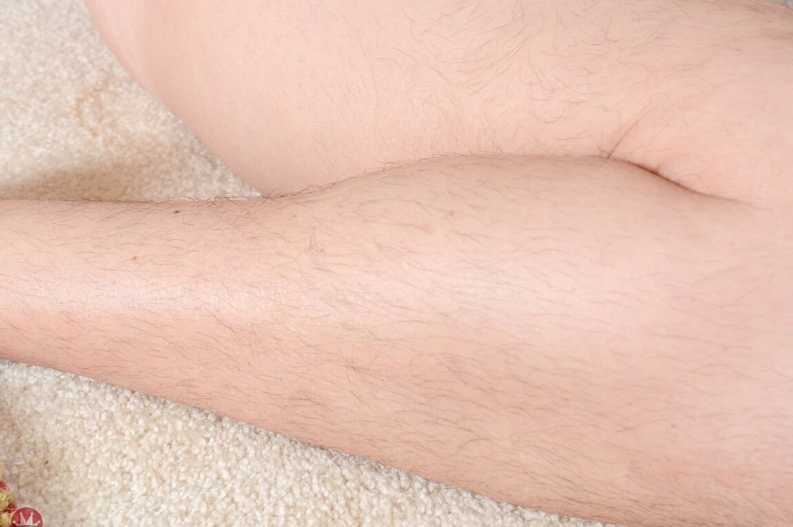 21P Sexy madura Alicia Silver mostra seus seios naturais e vagina espessa