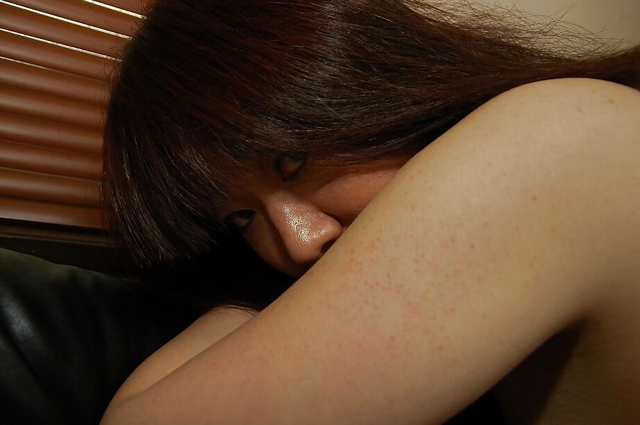 16P Mollige asiatische MILF Junko Takeyama posiert nackt und spreizt ihre Unterlippen