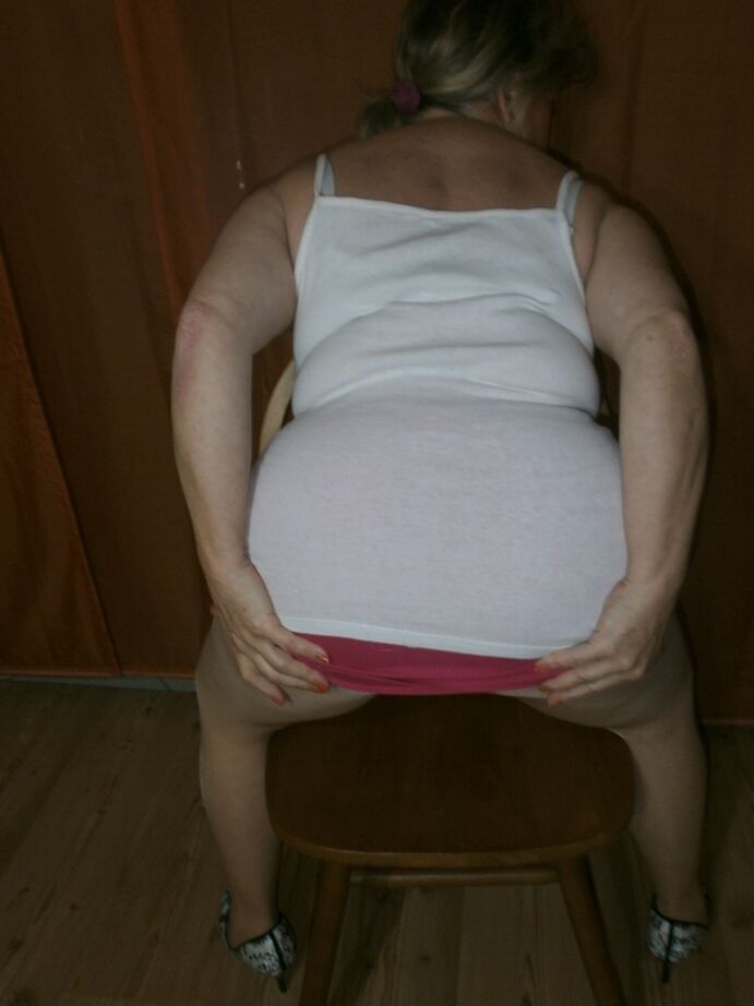 20P Vovó safada Caro usando meia-calça quente em suas pernas peludas maduras e buceta